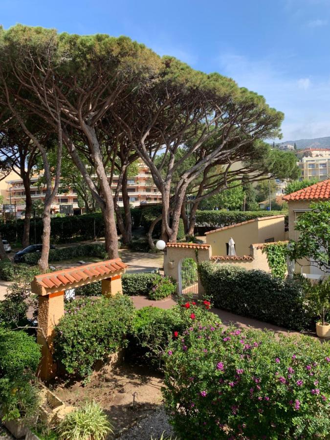 Hotel Beau Rivage Le Lavandou Exteriör bild