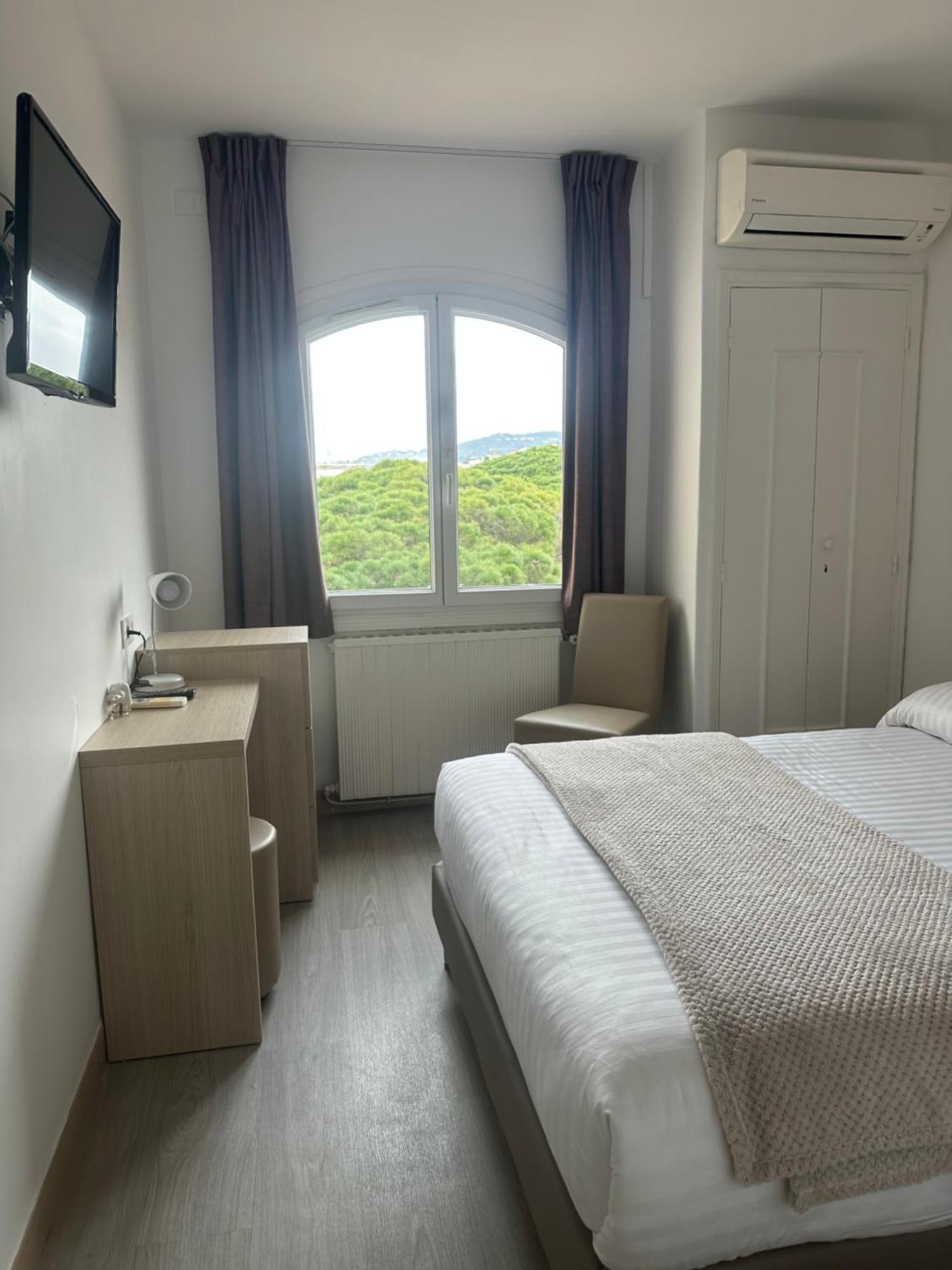 Hotel Beau Rivage Le Lavandou Exteriör bild